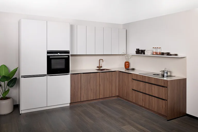 Witte keuken met hout