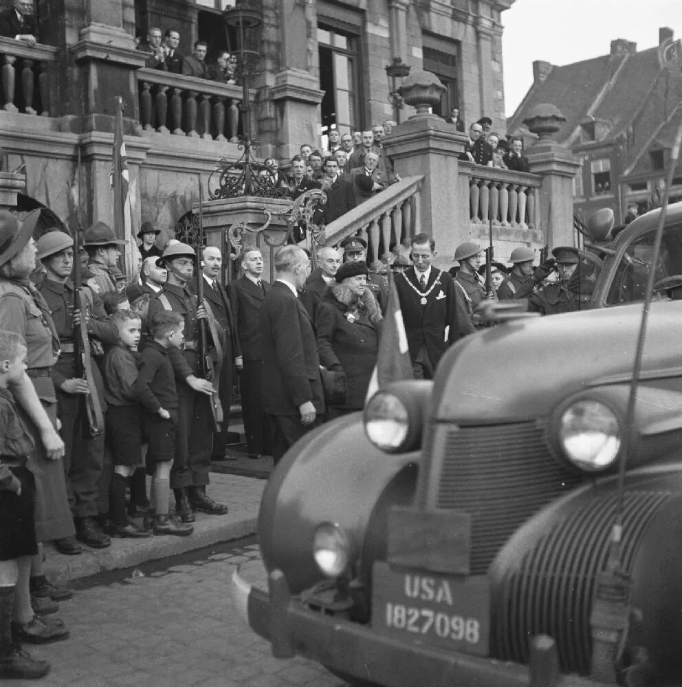 Koningin Wilhelmina bij het verlaten van het stadhuis te Maastricht