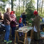 De Paashaas bezoekt de kabouters in De Groote Peel