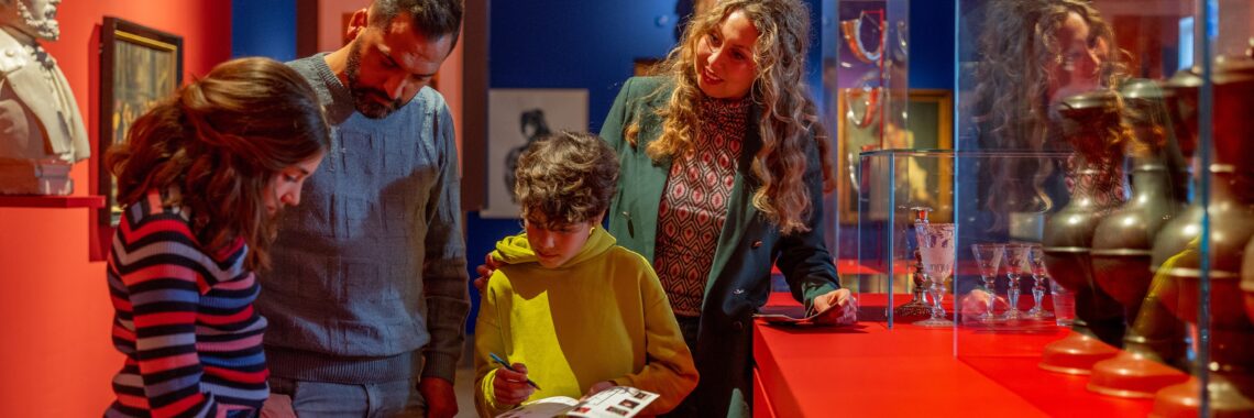 Museum W gezin in zaal Macht en Pracht fotograaf Kim Roufs