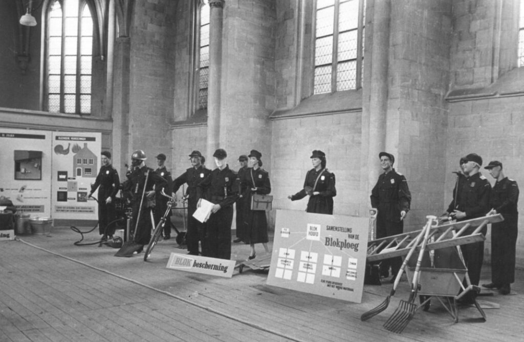 Werving leden BB in Dominicanenkerk Maastricht 1952 - Bron Werkgroep Schuilen in Maastricht
