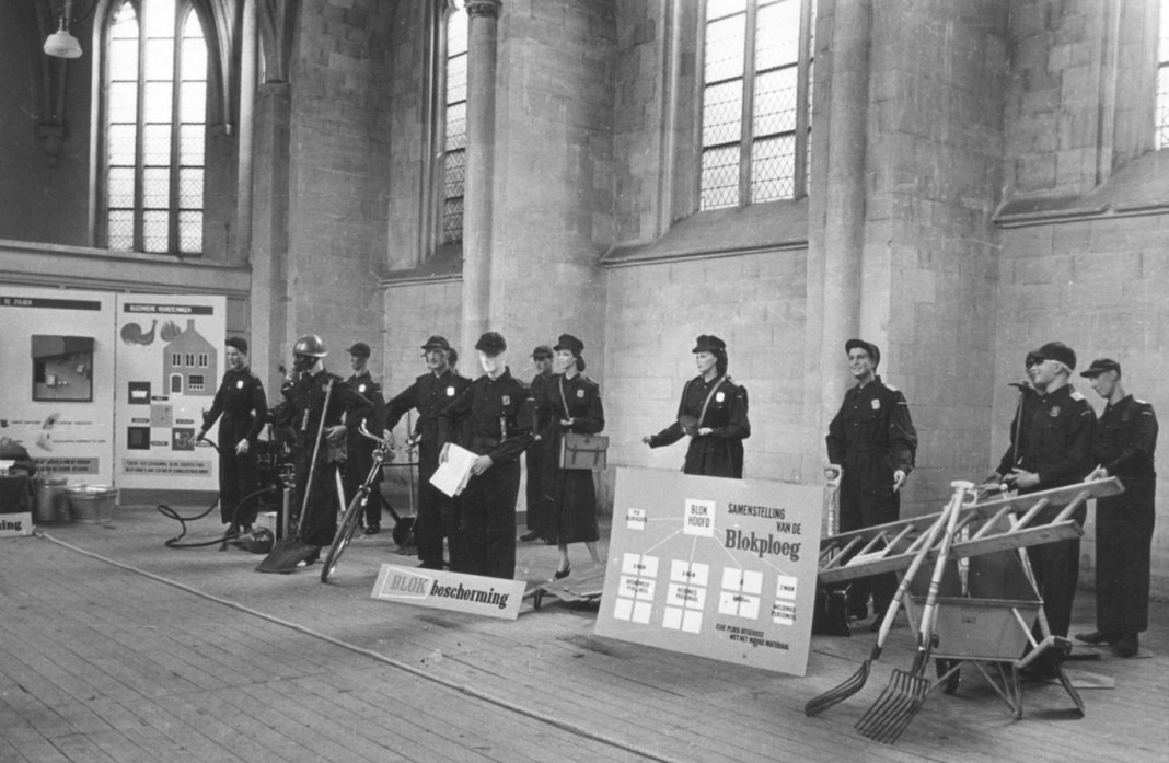 Werving leden BB in Dominicanenkerk Maastricht 1952 - Bron Werkgroep Schuilen in Maastricht